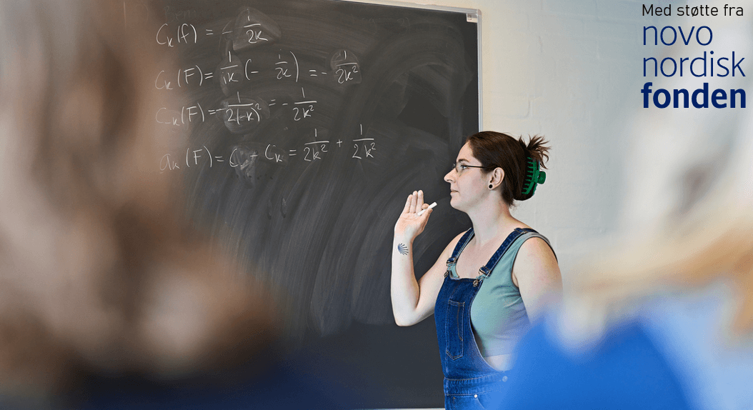 Kvinde underviser i matematik ved en tavle