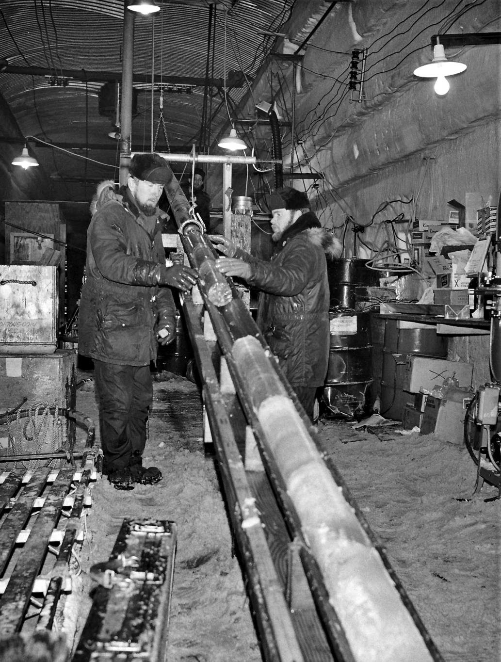 The photo shows the icecore being pulled up by the american military in 1966. Photo: University of Vermont