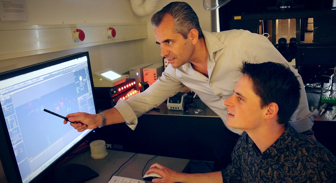 Nikos Hatzakis and Henrik Pinholt in the lab