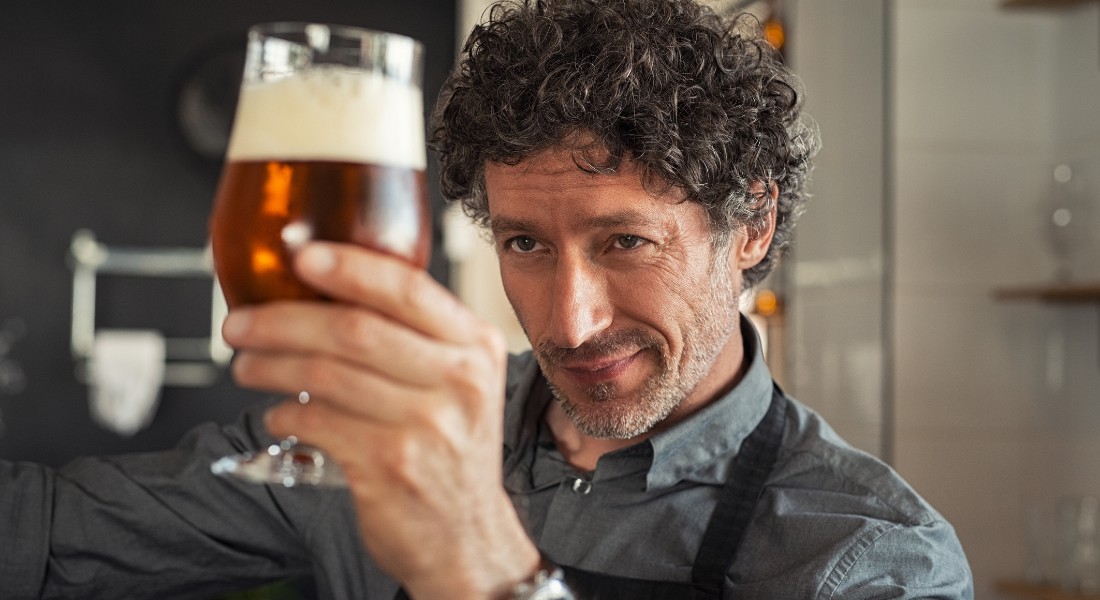 Foto af en mand med en øl