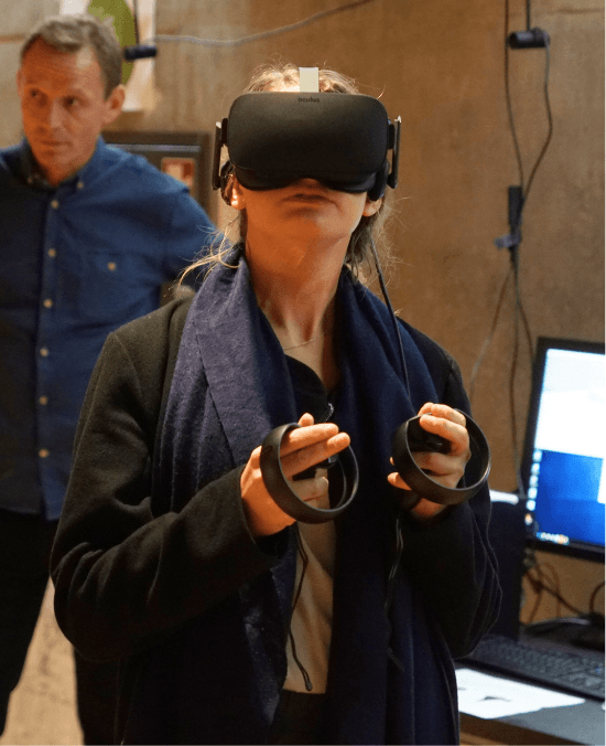 Kvinde med VR-briller - Fra Kulturnat på SUND 2017