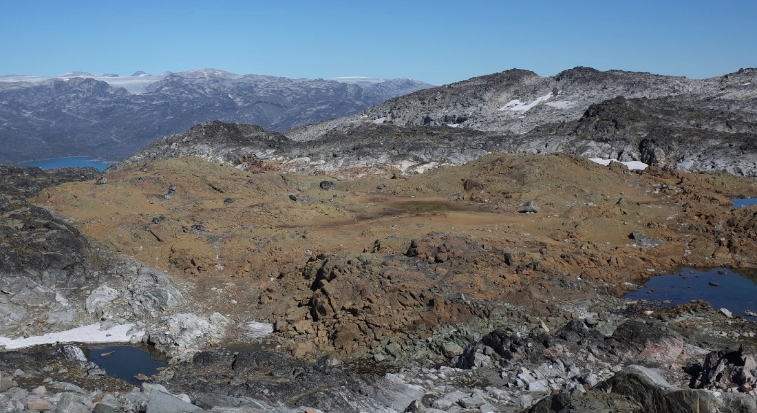 Foto af et bjergkæder i Grønland