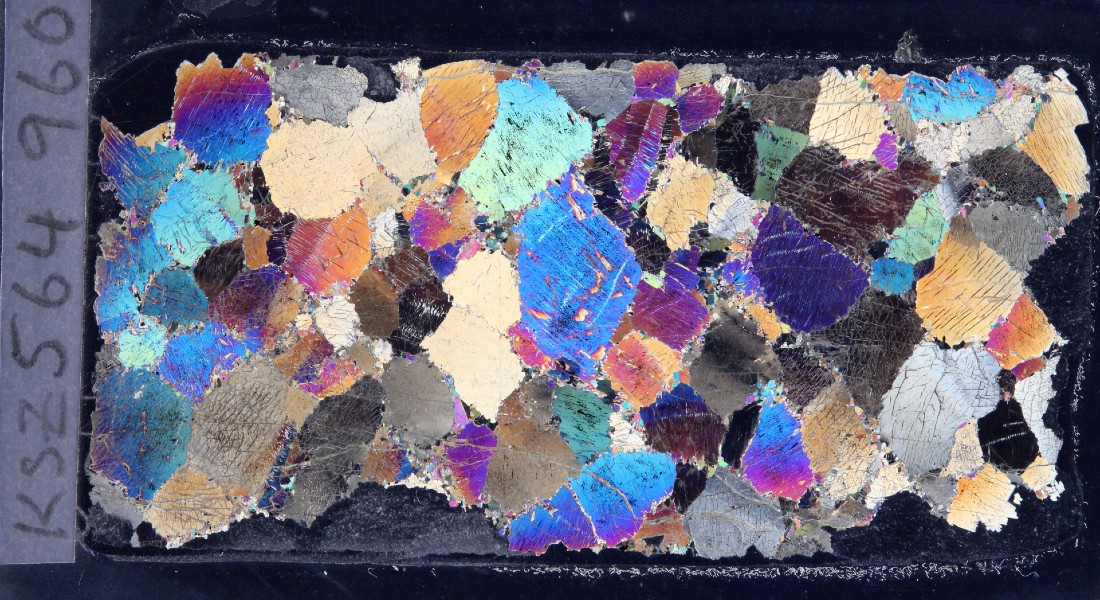 Bjergarten peridotit ses her under mikroskop og i polariseret lys, så forskerne bedre kan analyse indholdet af stenen. Foto: Kristoffer Szilas