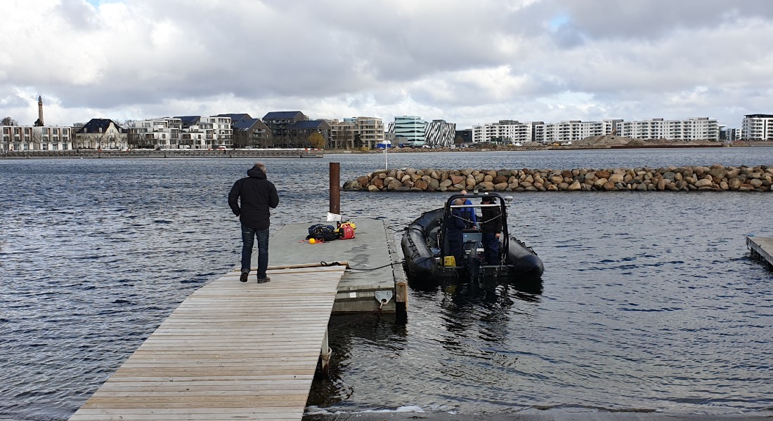 Foto af forskerne, der er på vej ud for at lave målinger af havbunden ud for Svanemøllen Havn, hvor de nu ved, at der ligger en begravet boplads fra stenalderen. Foto: Ole Grøn