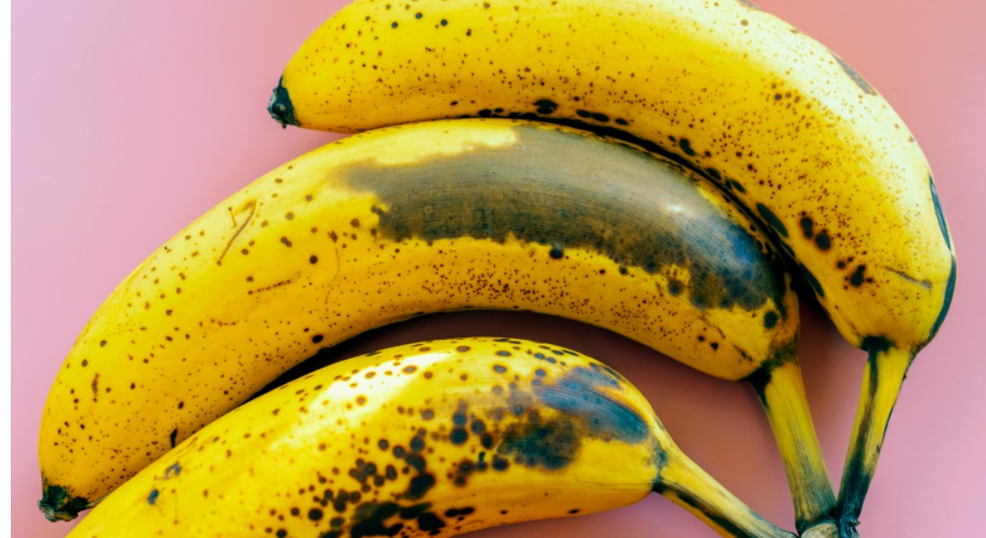 Foto af nogle brunplettede bananer
