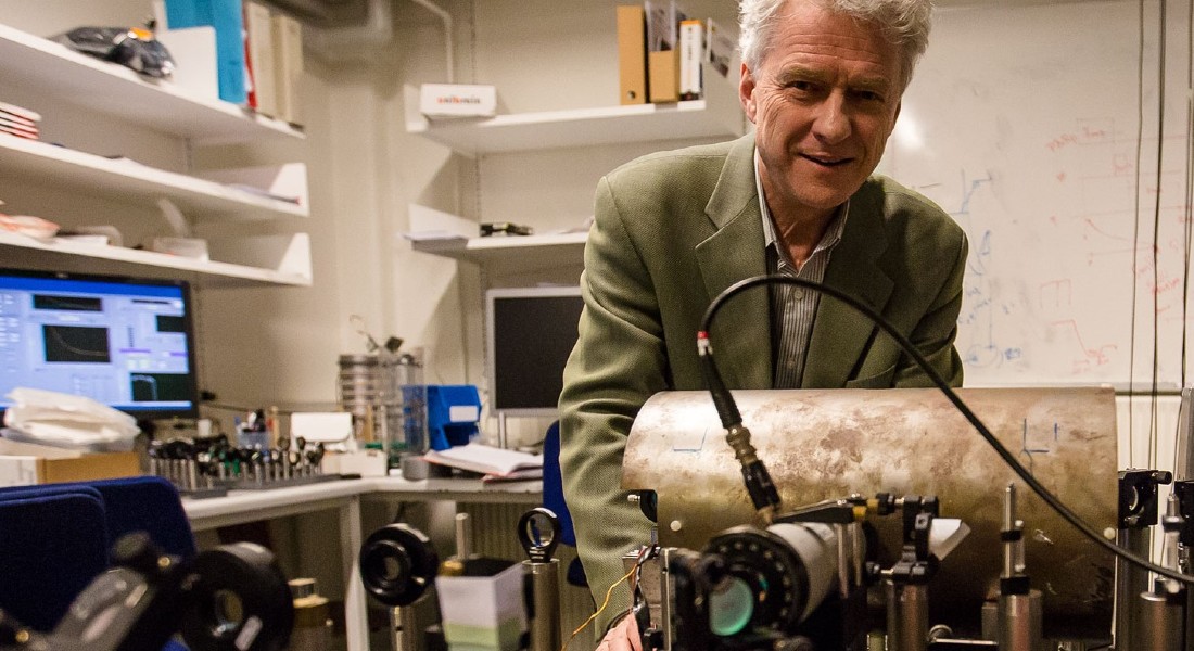 Her ses KU-forsker Eugene Simon Polzik i laboratoriet, hvor han arbejder med at gøre kvantebits stabile ved stuetemperatur. Foto: Eugene Simon Polzik