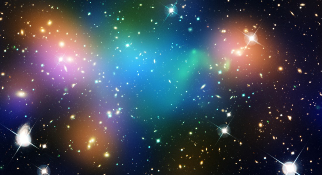Foto af mørkt stof, der er usynligt, men her farvelagt som de blå plamager. NASA/ESA