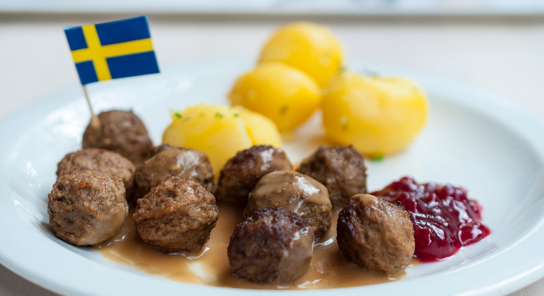 Frikadeller, kartofler på tallerken med svensk flag i