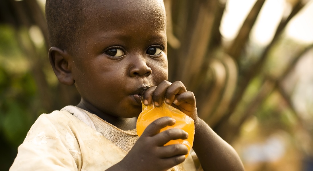 Foto af et barn der spiser