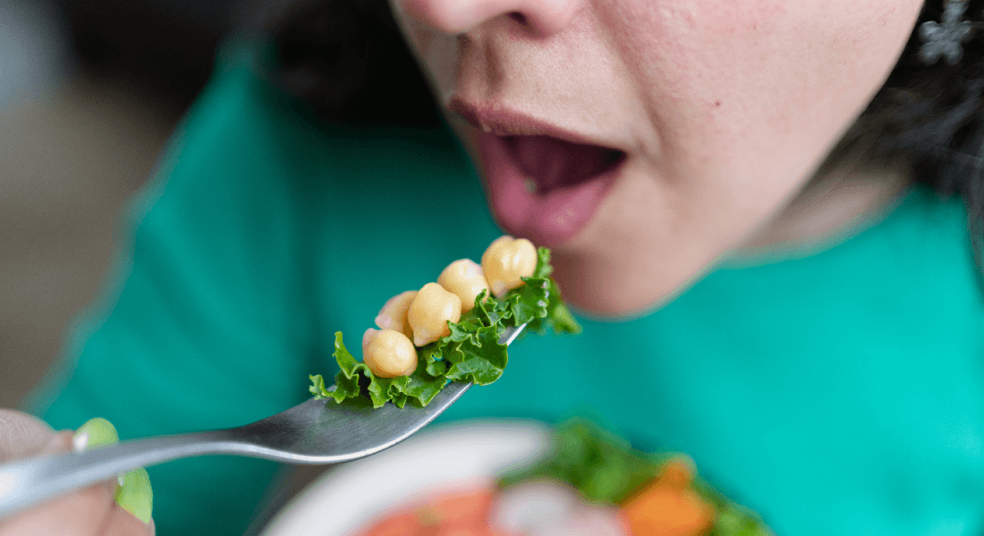 Kvinde spiser bælgfrugter