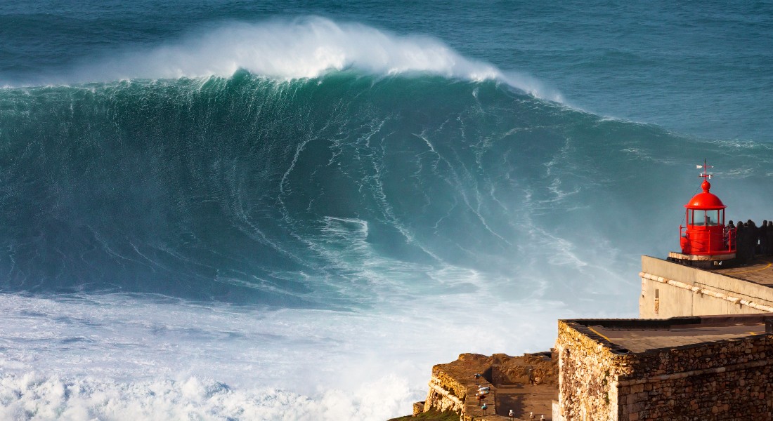 Kæmpe bølge ud for Portugals kyst